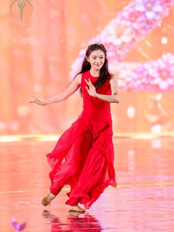 从《牧马人》到《送你一朵小红花》，刘浩存致敬中国电影初心