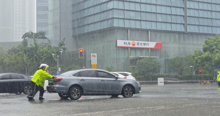 逆风坚守,浦东警方全力迎战台风“白海豚” 逆风坚守,浦东警方全力迎战台风“白海豚”
