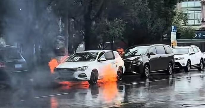 万安街近新行路轿车起火 殃及前车幸无人员伤亡 万安街近新行路轿车起火 殃及前车幸无人员伤亡