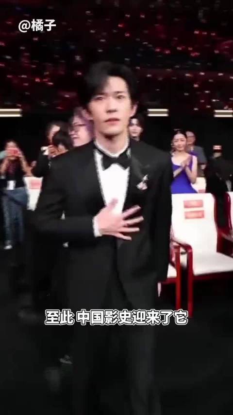 易烊千玺百花领奖开心踮脚