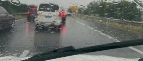暴雨红色预警，河南省内部分高速路段因降雨禁止车辆上站