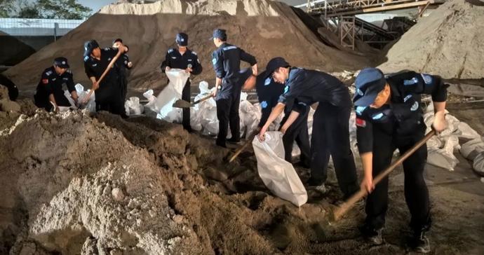金山全力防汛：22.5吨黄沙、4万只蛇皮袋火线驰援，54人连夜装填沙袋