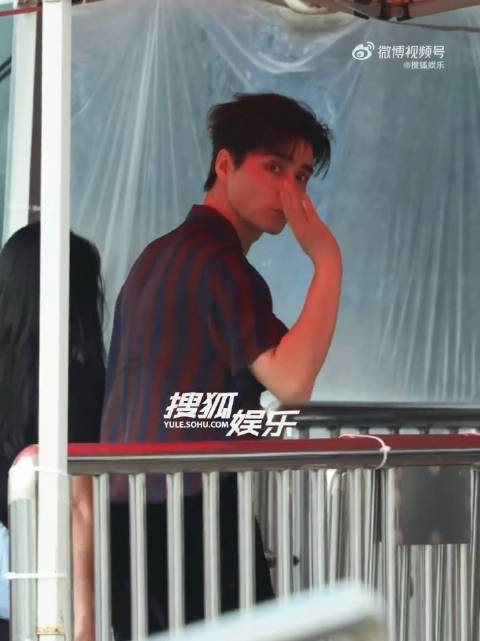 阿云嘎条纹短袖上班路透