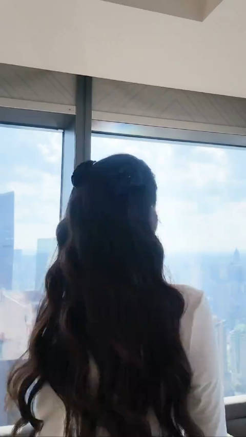郭碧婷卷发白色拖地长裙