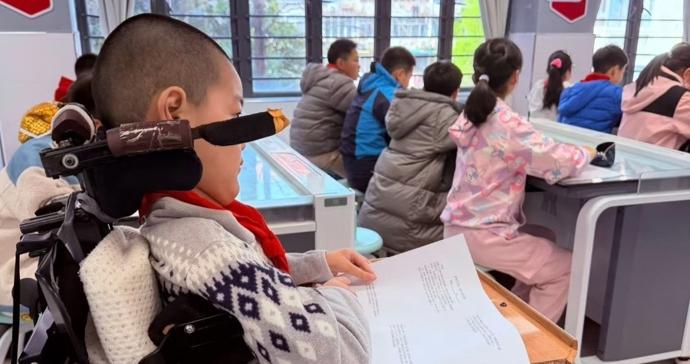 罕见病少年洛洛:坐着 “变形金刚” 读完小学,灰色宇宙里涌入多彩星球 罕见病少年洛洛:坐着 “变形金刚” 读完小学,灰色宇宙里涌入多彩星球
