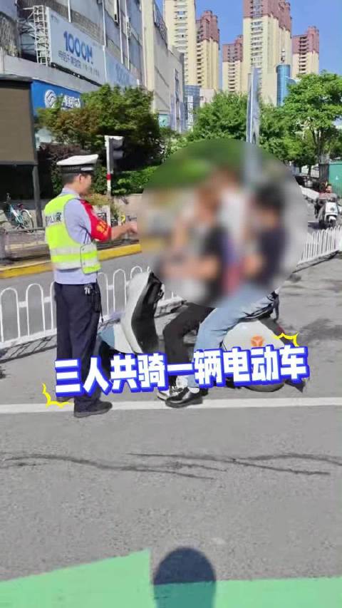少年共骑电动车交警约谈家长