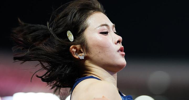 吴艳妮化身冷面美女，放弃指天标志性动作，表情严肃婉拒记者采访