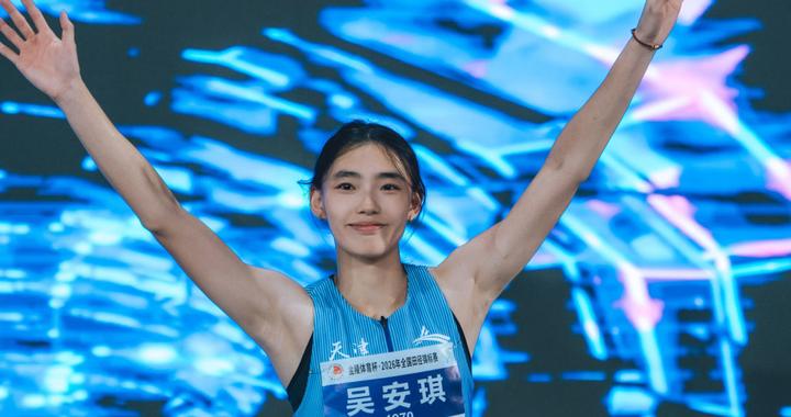 腹肌女神吴安琪和吴艳妮亲密比心，中国女子100米栏未来核心是她