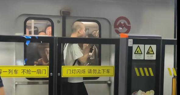 宁等一辆车,不抢一扇门!男子强行“冲门”被卡,站务员紧急拍停列车 宁等一辆车,不抢一扇门!男子强行“冲门”被卡,站务员紧急拍停列车