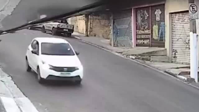 巴西一司机遭摩托车劫匪抢劫：下秒直接踩油门加速 追上劫匪将其撞翻