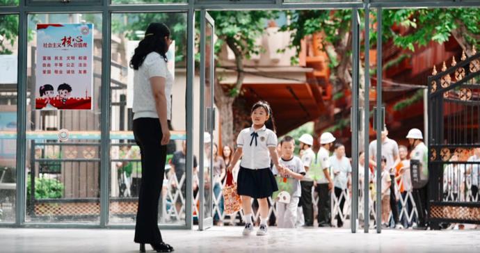 家长收到“入学通知书”，校长化身主播，这所小学的体验营架起幼小衔接一座桥