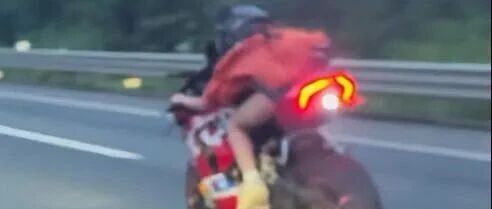 女子骑杜卡迪在高速狂飙，时速超200公里还单手玩手机，一辆保时捷紧随其后并拍下视频，女子回头和身后保时捷互拍，汕头交警回应