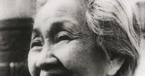 梧桐光影中的她没有子女，却迎接了5万多个新生命，是最富有的母亲！