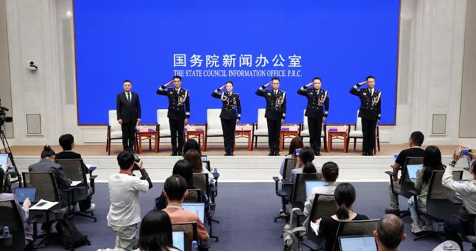 黑客专案红通逃犯被遣返回国，向网警感慨：“没想到躲这么远你们还能追过来”