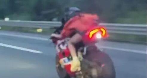 红衣女子骑杜卡迪在高速飙车，时速超200公里还单手拍照，警方通报