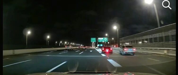 追求刺激，与红色法拉利跑车追逐，上海警方通报：刘某某、陈某某已被依法采取刑事强制措施