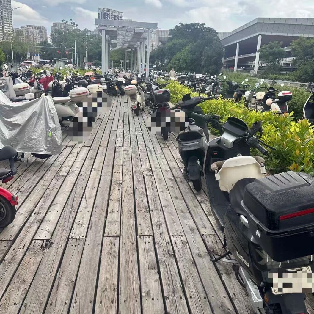 网友称在广东深圳东站附近一木板路骑车摔伤,发现部分木板已经腐烂坍塌,相关部门:目前涉事木板已拆除整改 网友称在广东深圳东站附近一木板路骑车摔伤,发现部分木板已经腐烂坍塌,相关部门:目前涉事木板已拆除整改