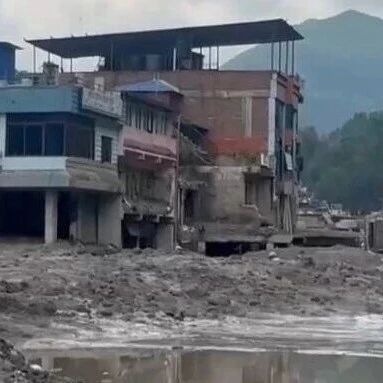 泥石流灾害已致尼泊尔903人遇难，4247人失联，中方专家与尼方合作，对受灾隧道开展探查和搜救