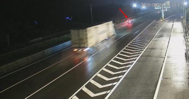 一男子在高速上违停、倒车，还肇事逃逸！负全责！
