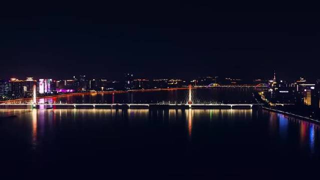 油管精选【张维迎】理想汽车半年亏近40亿：新能源越繁荣，车企为何越难赚钱？汽车业的真正困局浮现