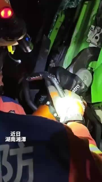 货车司机疲劳驾驶追尾前车被困，消防员破拆营救