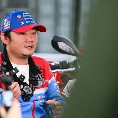张雪将作为车手参加拉力赛，赛事总里程约2500公里，涵盖1个高难度马拉松赛段与1个纯沙漠赛段