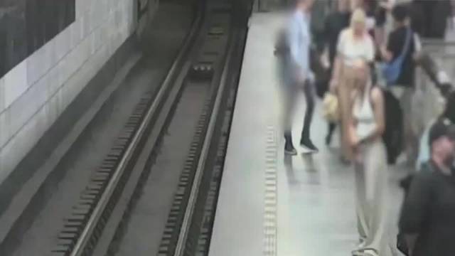 男童低头看手机跌入铁轨