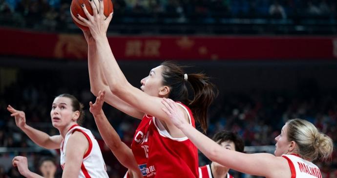 护照遗失罗生门笼罩赛场？李月汝缺阵，中国女篮世界杯首战61比94不敌美国