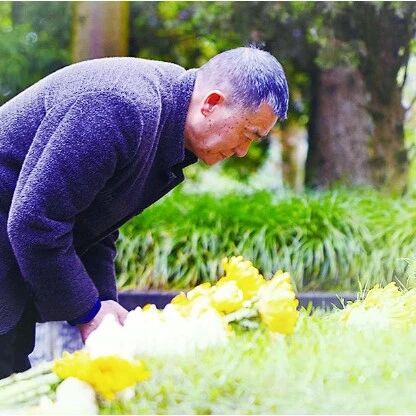 红军烈士墓守墓人和他的60本笔记:拼接200多页口述历史,重现十余个濒临被遗忘的红军故事 红军烈士墓守墓人和他的60本笔记:拼接200多页口述历史,重现十余个濒临被遗忘的红军故事