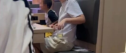 “谁要喝?”女子在寿司郎餐桌上给孩子接小便!涉事门店回应 “谁要喝?”女子在寿司郎餐桌上给孩子接小便!涉事门店回应