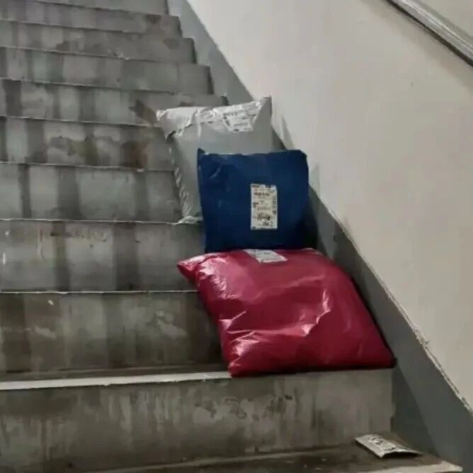 【聚焦】快递堆积楼道挤占消防通道，老旧小区如何送货上门？