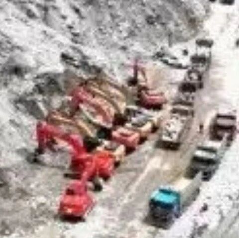 西藏吉隆泥石流已致43人遇难519人失联，救援人员在核心区地毯式搜寻，已发现遗物993件