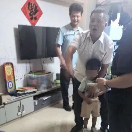 广西一阿姨在37楼阳台刷手机，阳台外突然爬下来一个男孩，紧急破拆隐形防盗网救人，阿姨后怕：我平时都不坐这里