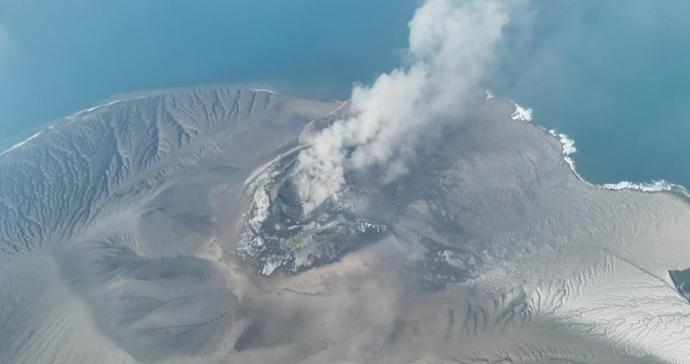 印尼喀拉喀托之子火山喷发，火山灰已扩散至雅加达