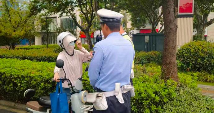 电动自行车逆向行驶危害大,杨浦交警开展集中整治 电动自行车逆向行驶危害大,杨浦交警开展集中整治