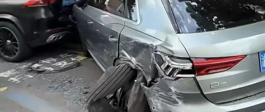 上海一公交车为避让非机动车，连撞路边奔驰宝马奥迪等四车，附近居民：隐患由来已久