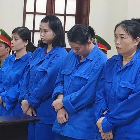 38岁中国男子花7万多元赴越南娶妻,婚礼前新娘全家消失!5人获刑,19岁假新娘分得516元和一部手机,被判7年 38岁中国男子花7万多元赴越南娶妻,婚礼前新娘全家消失!5人获刑,19岁假新娘分得516元和一部手机,被判7年