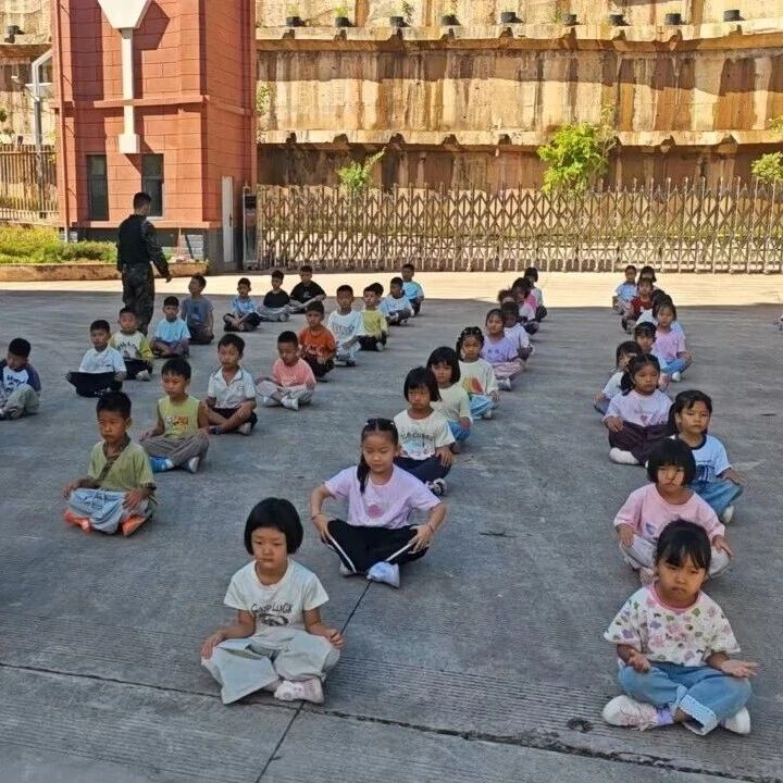 镇沅县民族小学开展一年级行为习惯专项养成训练 镇沅县民族小学开展一年级行为习惯专项养成训练