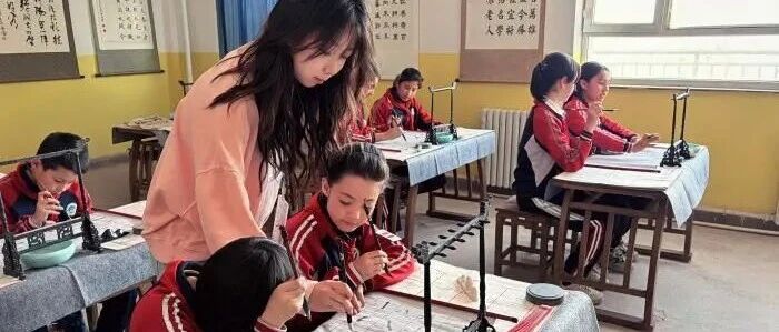 跨越四千公里的重逢:一“串”一画背后的津疆师生情 跨越四千公里的重逢:一“串”一画背后的津疆师生情