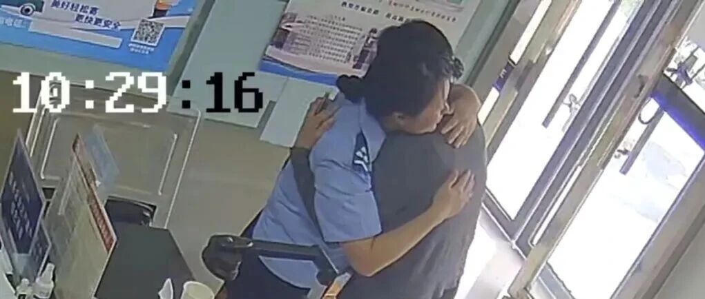 母亲为离世儿子销户时悲痛落泪，女辅警含泪送上拥抱，将户籍页留给了她……