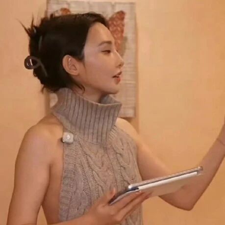 35岁女演员彭小苒直播服装惹争议，工作室回应：团队在现场机位调度与镜头角度预判不足，将严控不挡画面扩散与二次传播