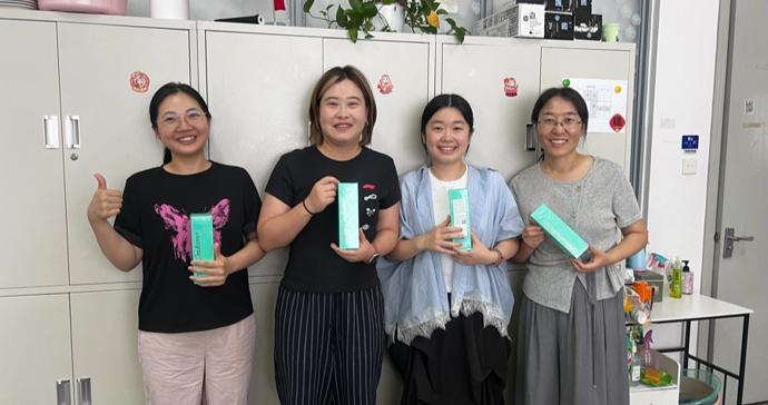 爱心企业捐赠健康水,关爱一线教师 爱心企业捐赠健康水,关爱一线教师