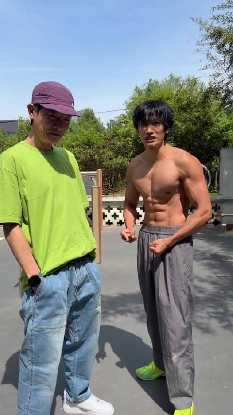 花小龙带陈小春自律一天