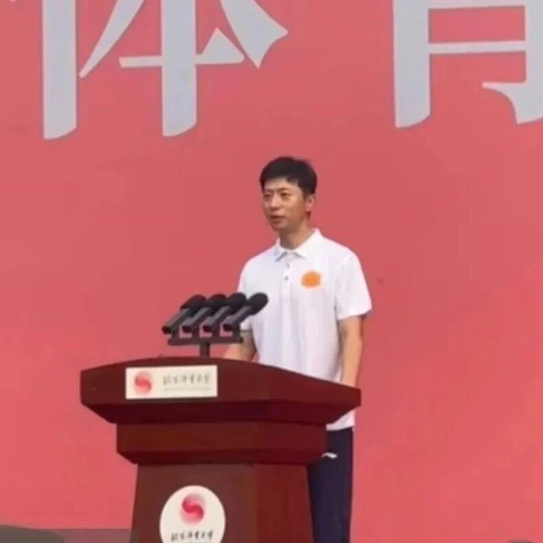 马龙张常宁现身北体开学典礼，马龙作为博士新生代表上台发言，现场学生：很震撼，第一次一次性见到这么多冠军