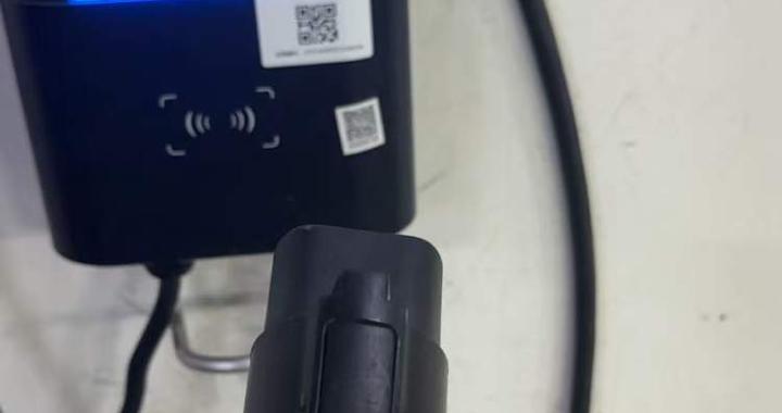 理想汽车遭安悦充电枪卡死3小时拔不出，是车的问题还是充电枪的问题？