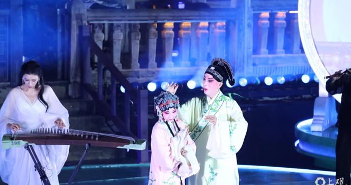 【城市笙歌】九曲桥首次搭建水上舞台,豫园开启58天“非遗音乐季” 【城市笙歌】九曲桥首次搭建水上舞台,豫园开启58天“非遗音乐季”