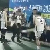 山东东营超级联赛比赛过程中,一东营球员将篮球踢飞球击中一名裁判头部致其后仰栽倒,警方已介入调查 山东东营超级联赛比赛过程中,一东营球员将篮球踢飞球击中一名裁判头部致其后仰栽倒,警方已介入调查