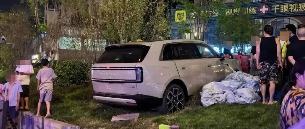 雷军开启露营直播，回应小米澎程试驾事故，称车主因紧张错把刹车踩成油门，涉事车主次日认可车辆，已完成锁单