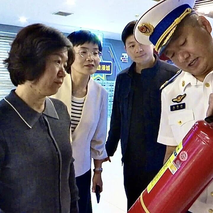 王婧检查电影院消防安全工作
