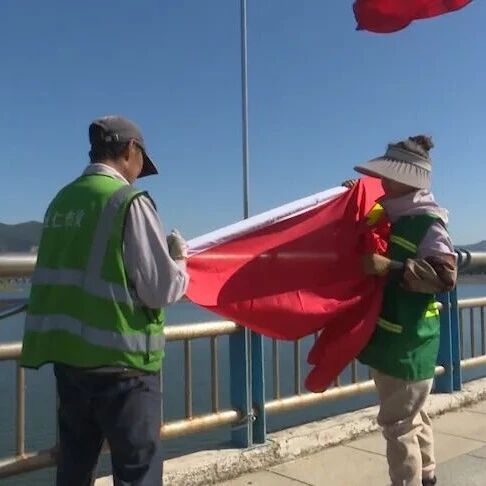 我县市政部门安装国旗迎接国庆佳节 我县市政部门安装国旗迎接国庆佳节